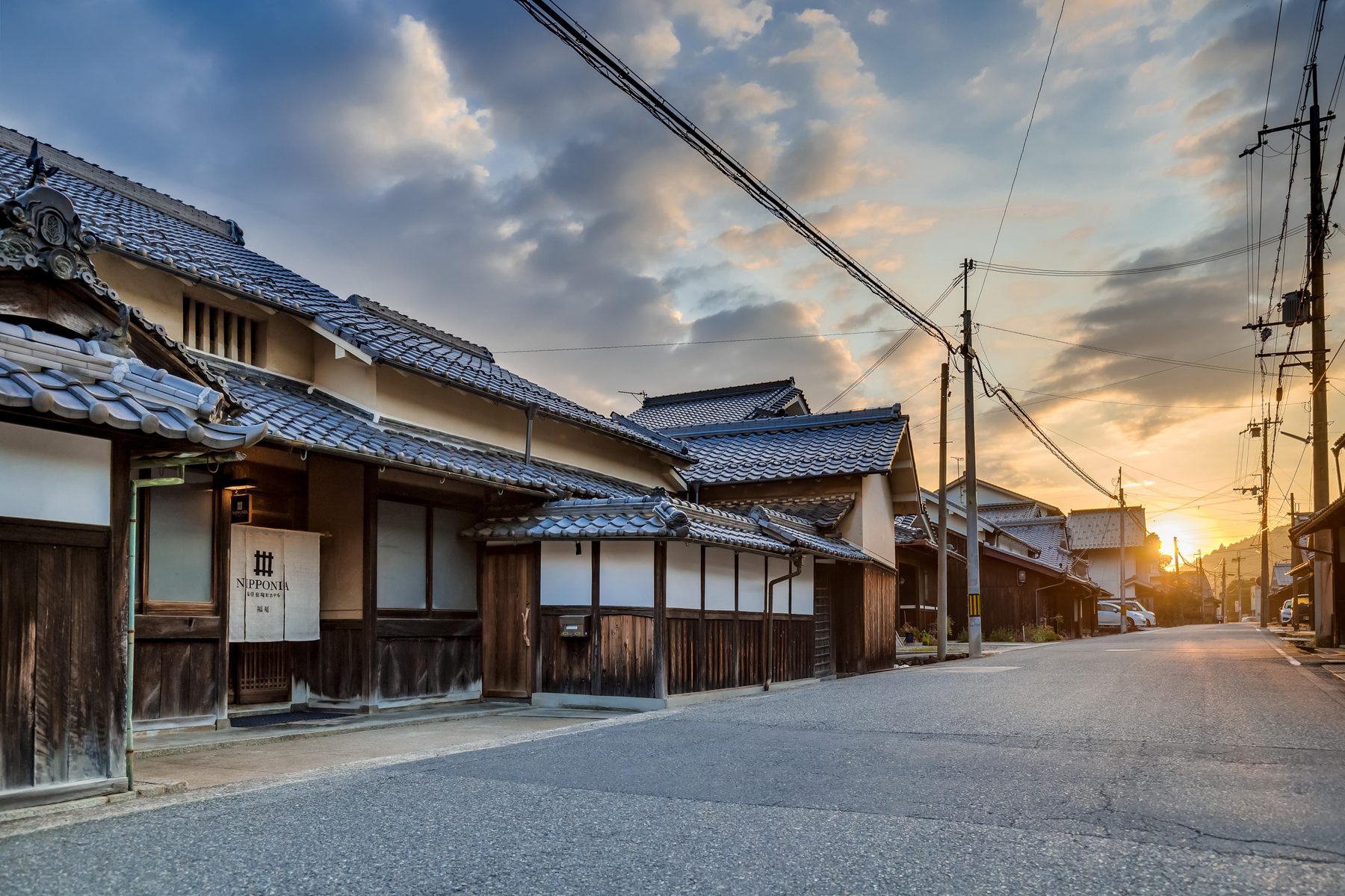 夕暮れの福住の宿場町と「NIPPONIA 福住 宿場町」の暖簾